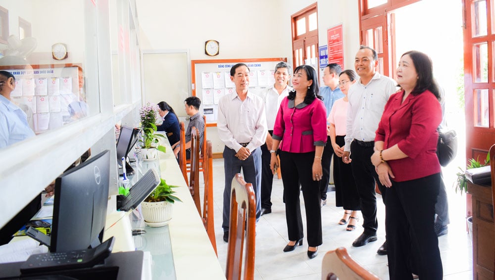 La secrétaire adjointe permanente du Comité provincial du Parti, Ho Thi Hoang Yen, et la délégation de travail ont pris connaissance de la situation opérationnelle du Centre de services d'administration publique de la commune de Phu Thuan.