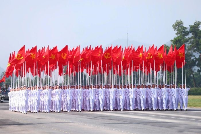 Khối cờ Đảng, cờ Tổ quốc với những lá cờ tung bay trước gió.