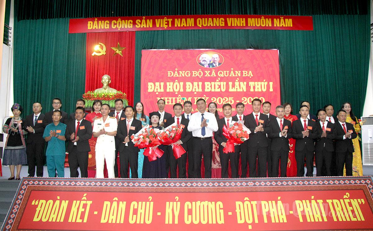 Ban Chấp hành Đảng bộ xã Quản Bạ nhiệm kỳ 2025 – 2030 ra mắt, nhận nhiệm vụ tại Đại hội đại biểu lần thứ I.