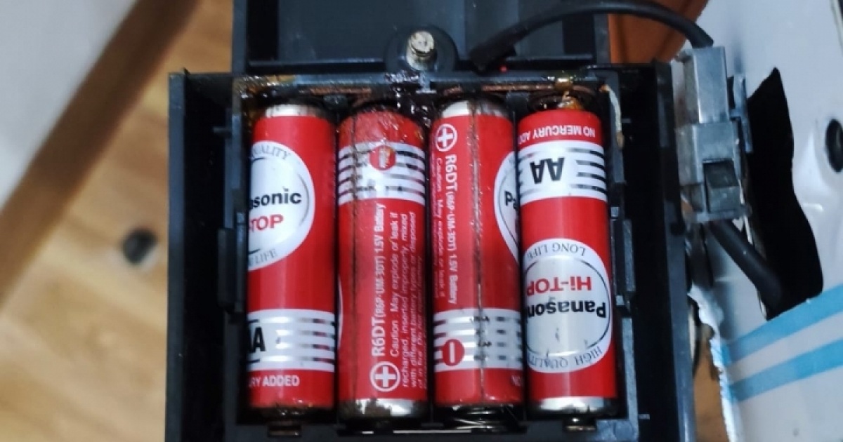 Vì sao pin để lâu lại bị chảy nước, chất này có độc không?