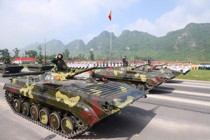 Khối xe tăng T62, T90S... tham gia hợp luyện. Đây là những xe tăng hiện đại nhất của Việt Nam, có ưu thế hỏa lực mạnh, sức cơ động cao.