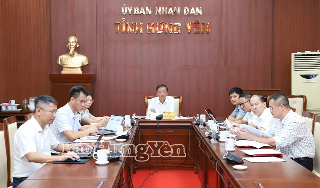 Delegates attending the meeting at the Hung Yen province bridge.