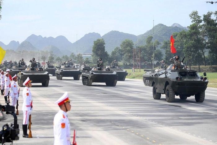 Điểm nhấn nổi bật trong buổi tổng hợp luyện là sự xuất hiện của hệ thống vũ khí, khí tài hiện đại, từ các loại xe tăng, xe thiết giáp, tên lửa, pháo binh, radar...