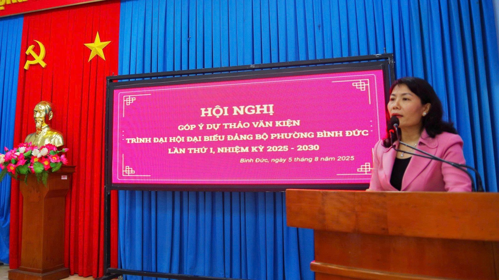 Đồng chí Trần Thị Ngọc Diễm, Tỉnh ủy viên, Bí thư Đảng ủy, Chủ tịch HĐND phường phát biểu tại hội nghị