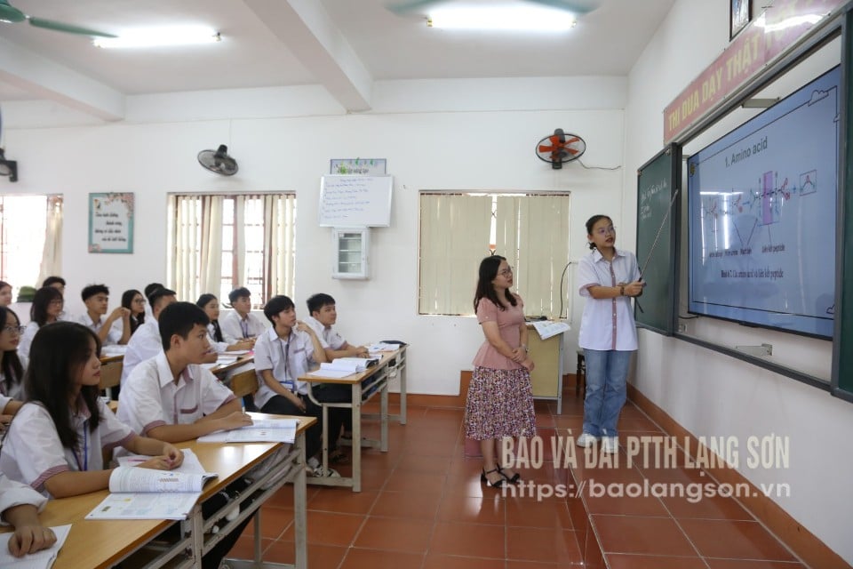 Một giờ học sử dụng tivi thông minh kết nối Internet tại Trường THPT Việt Bắc