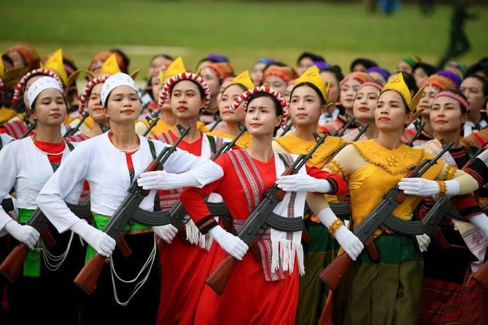 Các lực lượng dân quân tham gia tổng hợp luyện