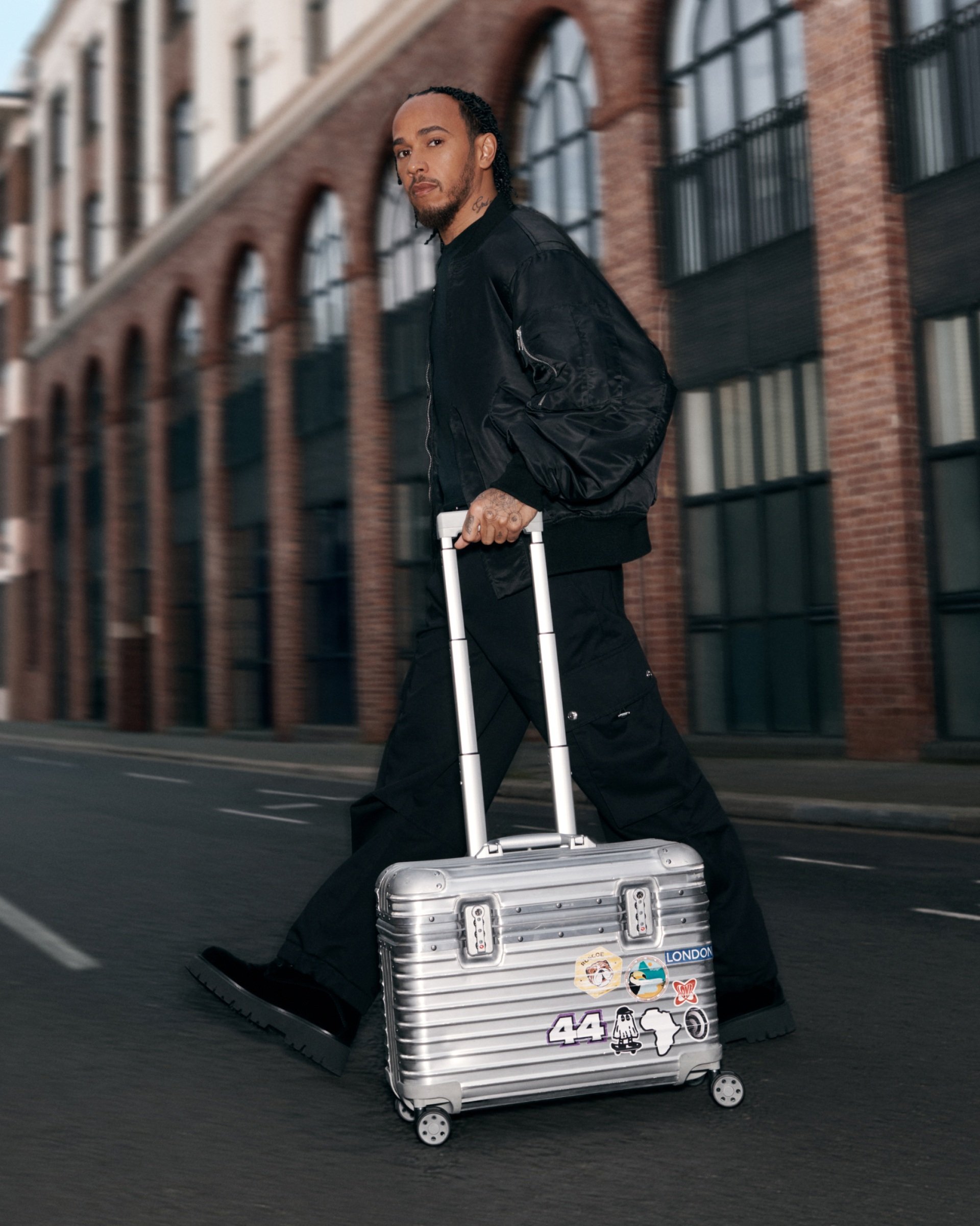 Lewis Hamilton: Biểu tượng thời trang tỷ đô vượt khỏi giới hạn đường đua - 1