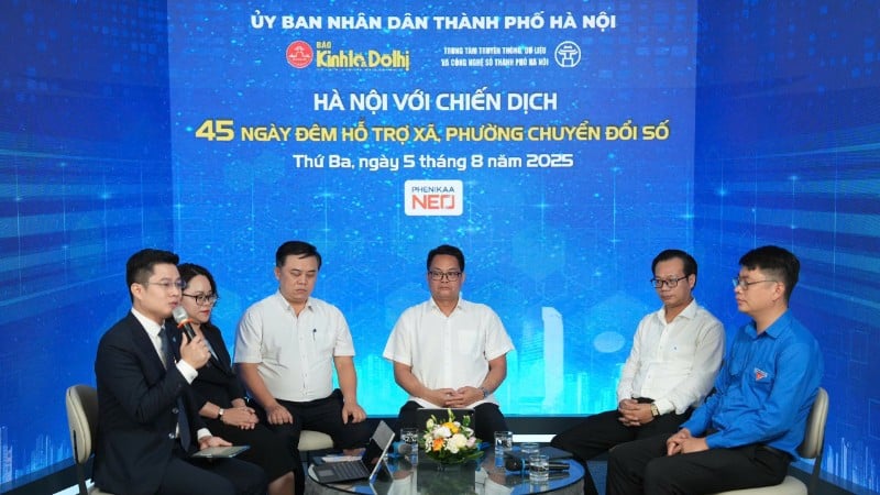 Các đại biểu trao đổi kinh nghiệm về chuyển đổi số trong vận hành chính quyền địa phương 2 cấp.