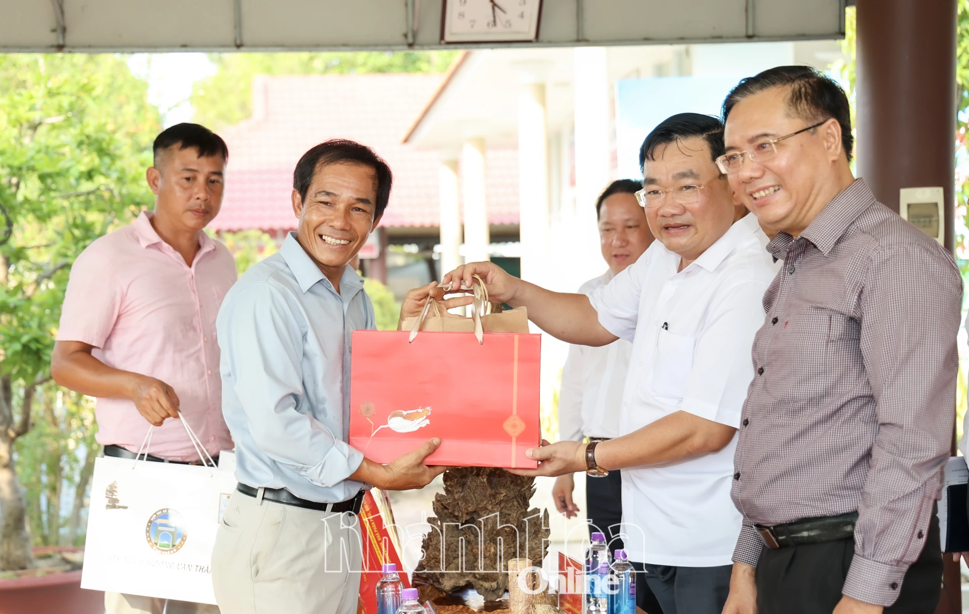 Phó Chủ tịch UBND tỉnh Trịnh Minh Hoàng tặng quà cho lãnh đạo hợp tác xã trầm hương Vạn Thắng.