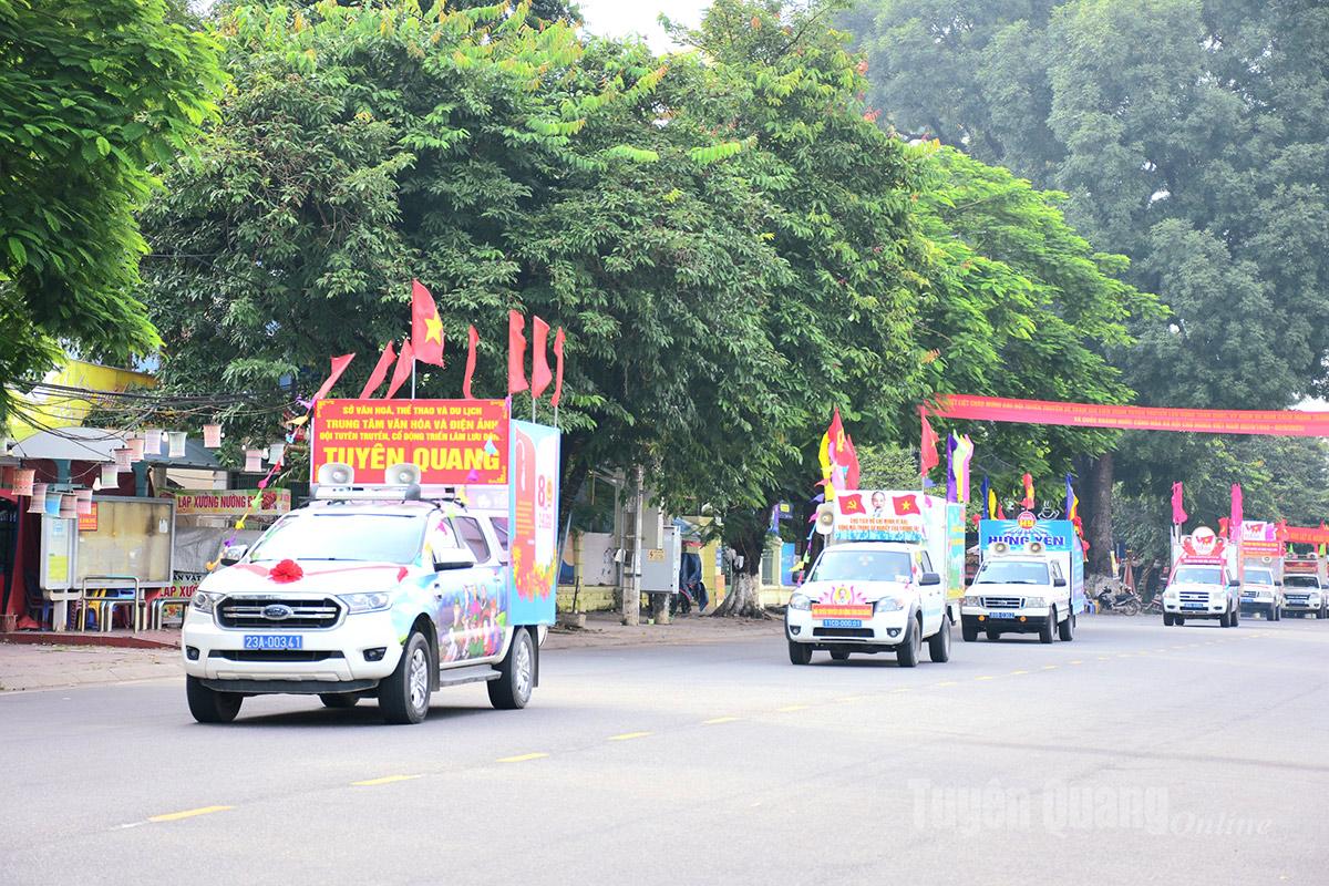 Các đoàn tham gia diễu hành trên các tuyến đường phường Minh Xuân.