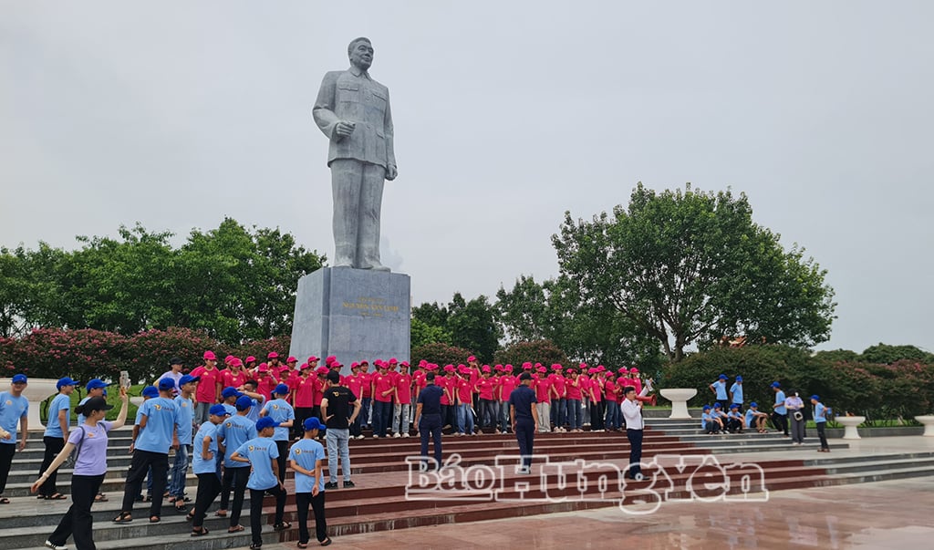 Con của người lao động Công ty Tân Đệ tham quan, tìm hiểu về thân thế sự nghiệp của Tổng Bí thư Nguyễn Văn Linh.