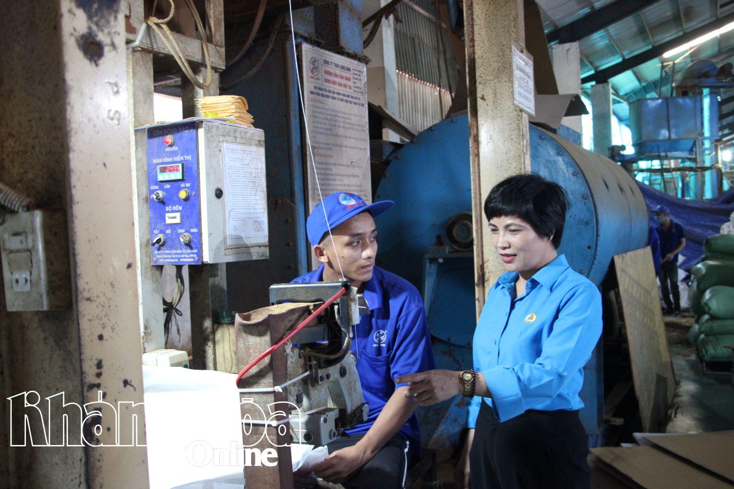 Lãnh đạo Liên đoàn Lao động tỉnh nắm bắt tình hình việc làm, đời sống của công nhân tại Khu công nghiệp Suối Dầu.