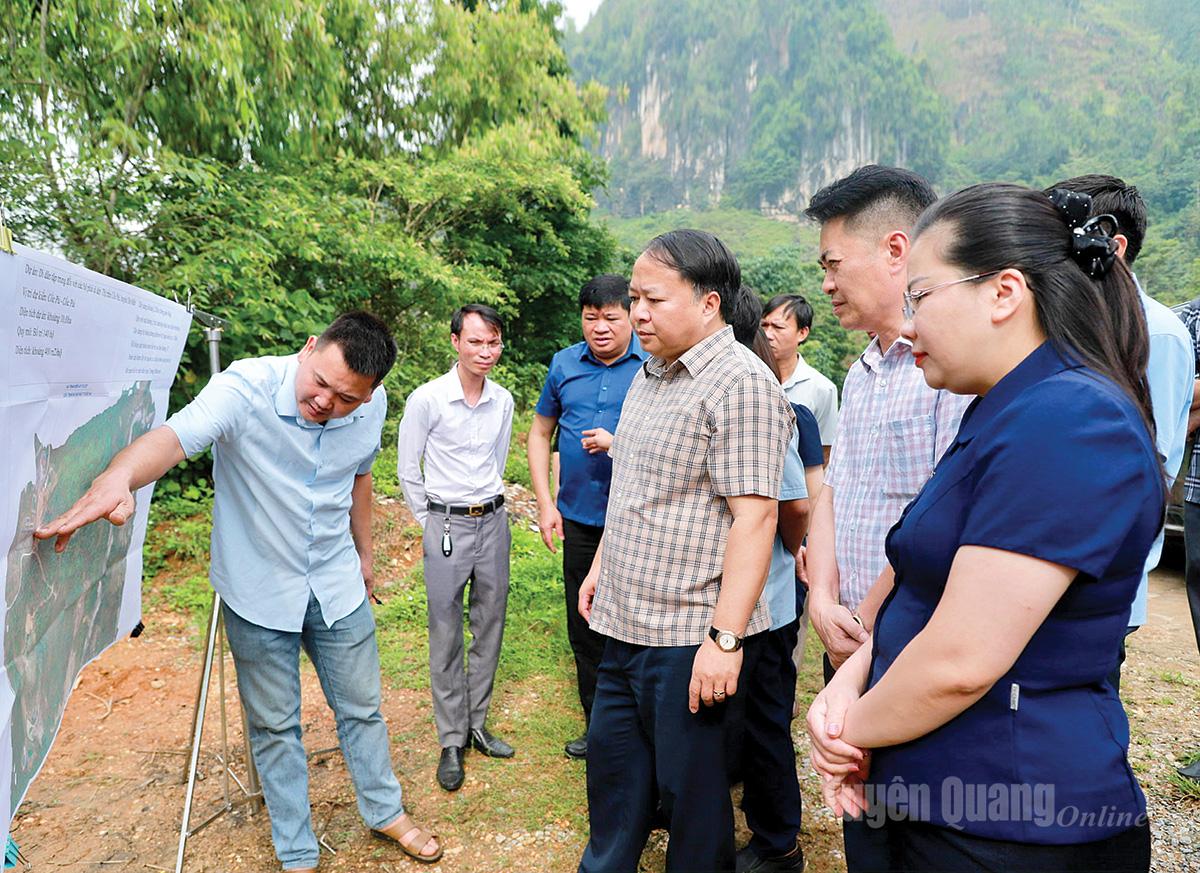 Comrade Phan Huy Ngoc, Deputy Secretary of the Provincial Party Committee, Secretary of the Provincial People's Committee Party Committee, Chairman of the Provincial People's Committee inspected the plan to evacuate people from areas at risk of landslides in Pa Vay Su commune.