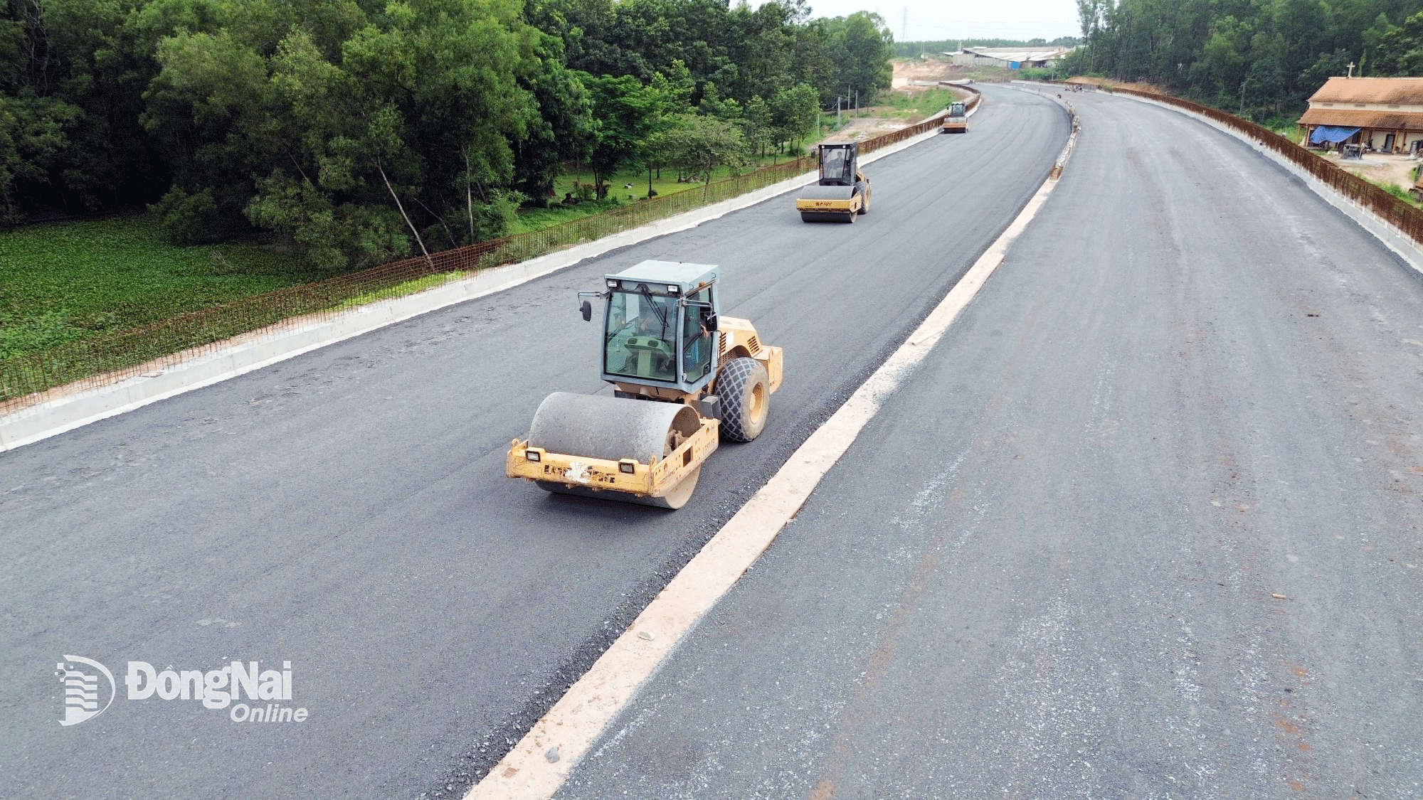 Gói thầu XL 21 (từ Km6+200-Km16+000) đang tổ chức 17 mũi thi công, sản lượng đạt 637/1.236 tỷ đồng (đạt 50%). Ảnh: Minh Tài