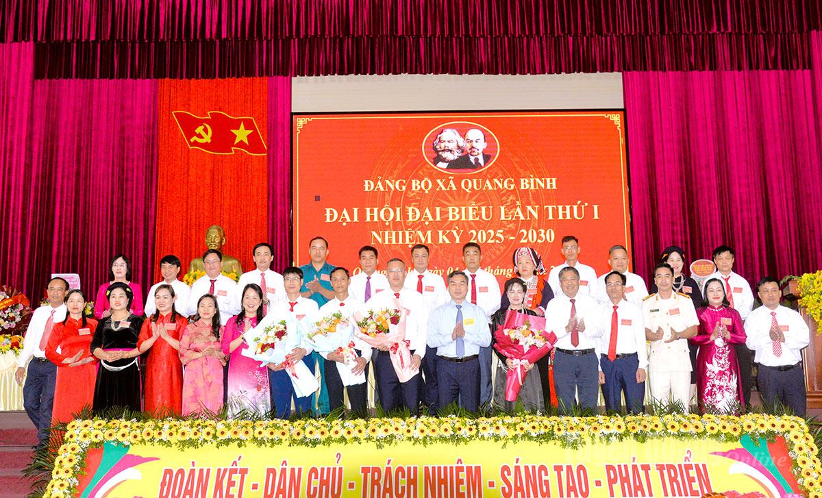 Phó Bí thư Tỉnh ủy, Chủ tịch Ủy ban Mặt trận Tổ quốc tỉnh Ma Thế Hồng và các đồng chí lãnh đạo tỉnh tặng hoa chúc mừng Ban Chấp hành Đảng bộ xã Quang Bình lần thứ I, nhiệm kỳ 2025-2030.