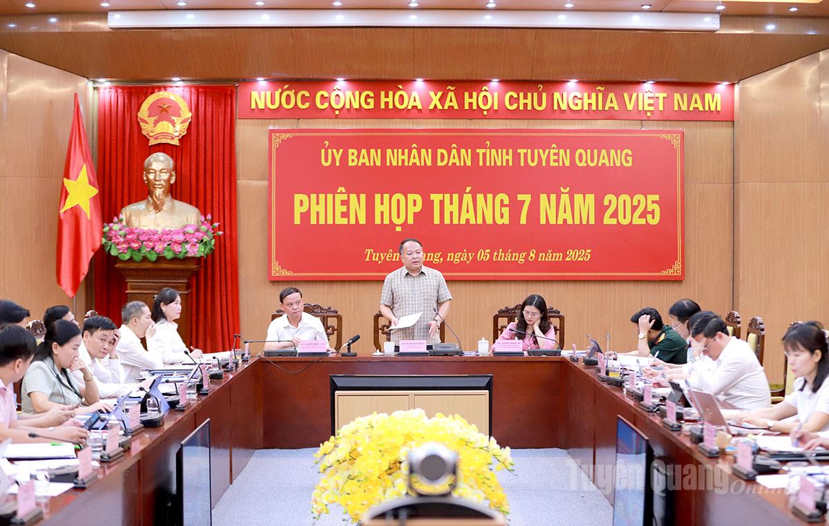 Chủ tịch UBND tỉnh Phan Huy Ngọc phát biểu kết luận phiên họp.