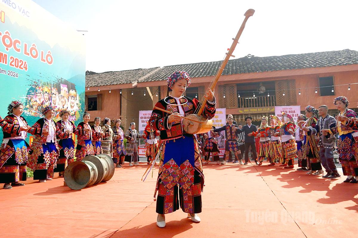  Cây đàn nhị truyền thống hòa cùng điệu múa dân tộc Lô Lô.