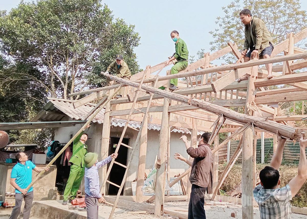 Lực lượng công an và cán bộ, công chức xã Chiêm Hóa giúp đỡ người dân tháo dỡ nhà cũ, xây dựng nhà mới.