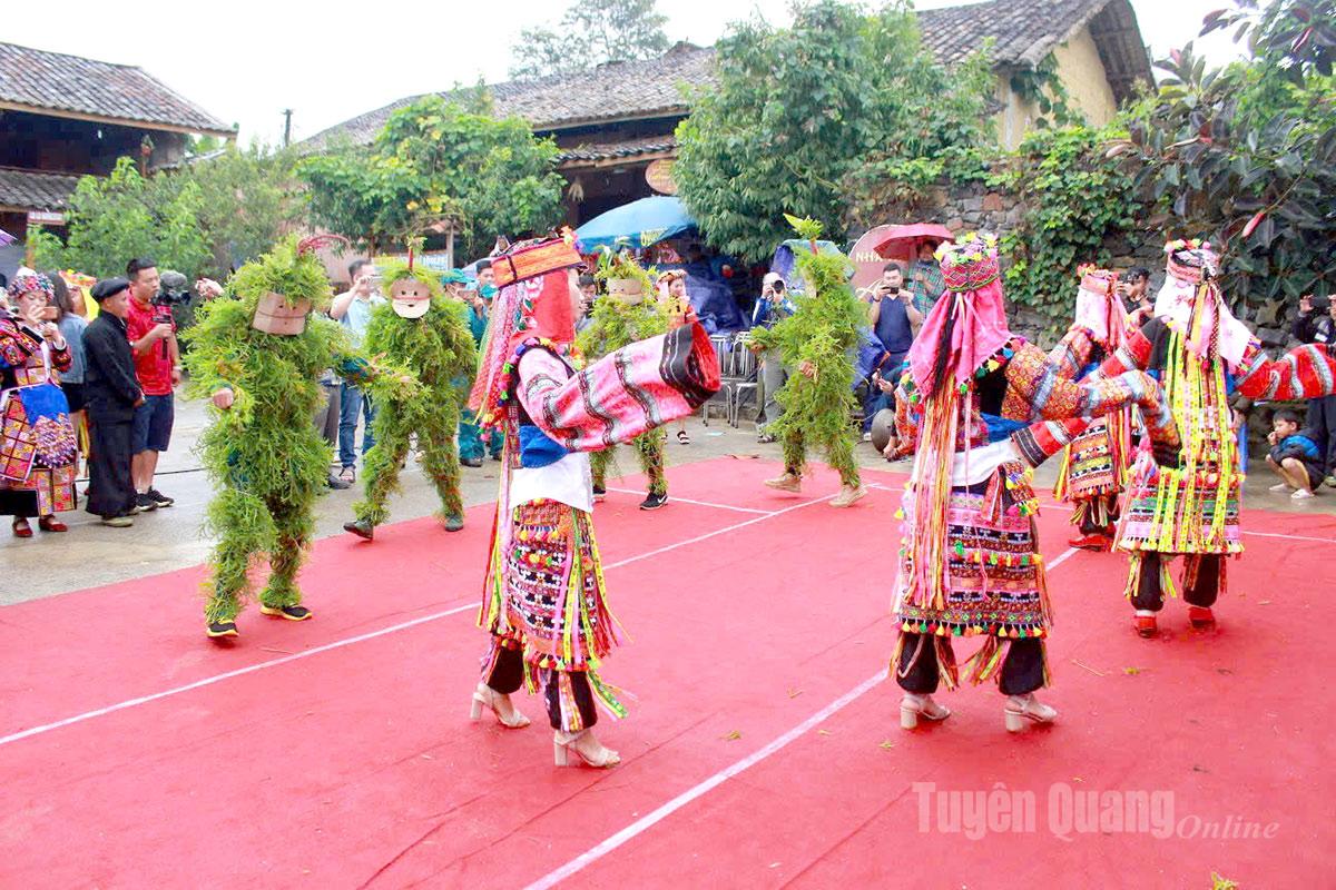 Đôi tay khéo léo giữ nghề thêu truyền thống.