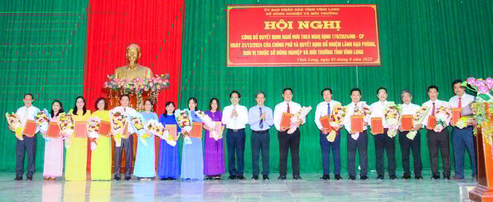  Công bố và trao quyết định bổ nhiệm lãnh đạo phòng, đơn vị thuộc Sở Nông nghiệp và Môi trường.