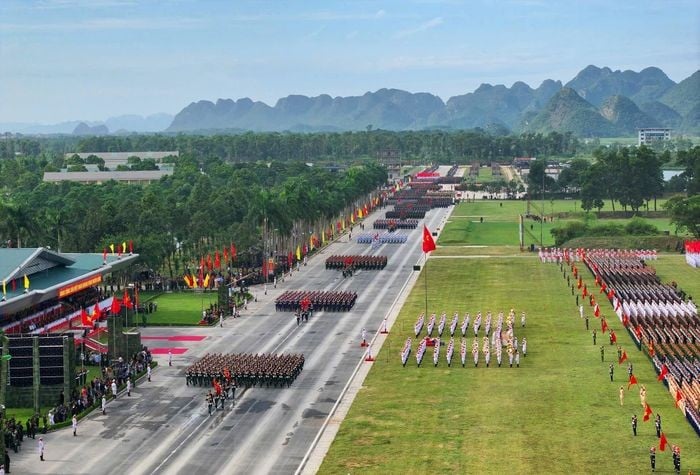 Gần 16.000 cán bộ, chiến sĩ thuộc các khối lực lượng vũ trang tham gia tổng hợp luyện, trong đó có 18 khối đứng, 43 khối đi. Đây cũng là lần thứ 2 khối Công an, Quân đội và khí tài tổng hợp luyện.