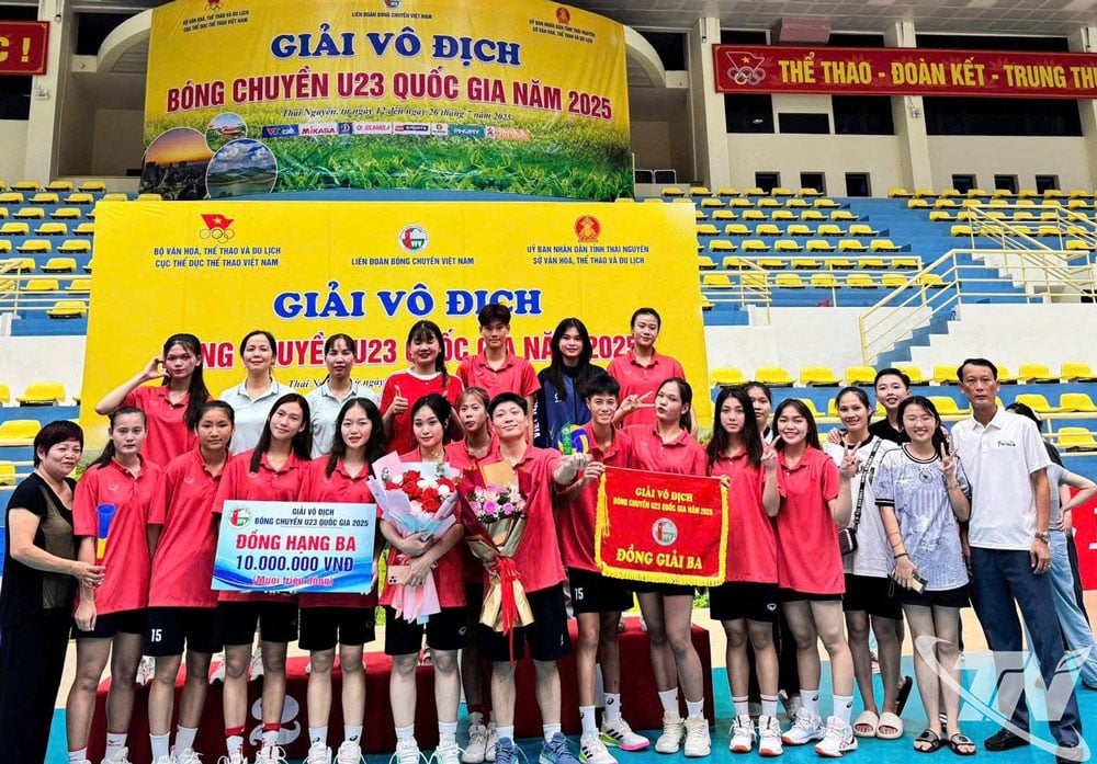 Dang Thi Hong (best attacking athlete award)