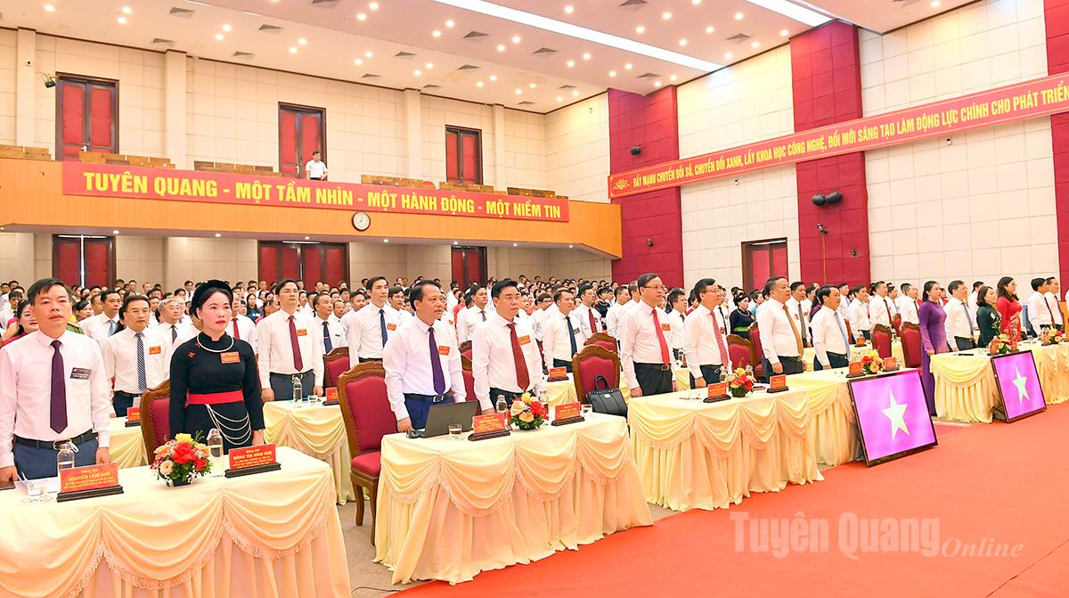 Các đại biểu thực hiện nghi lễ chào cờ