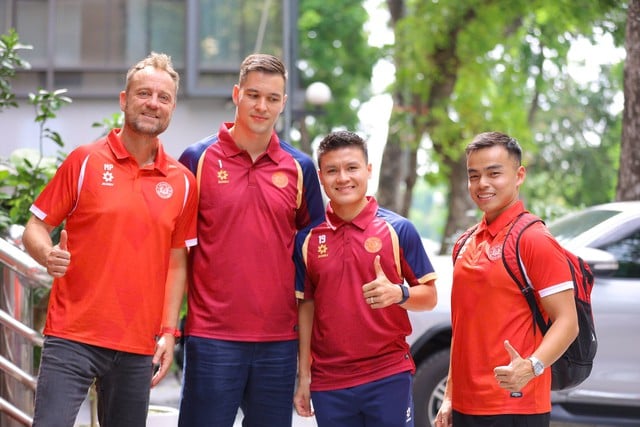 Sếp lớn FIFA dự khán sân Thiên Trường, thưởng thức Quang Hải đấu Văn Toàn tranh Siêu cúp- Ảnh 1.