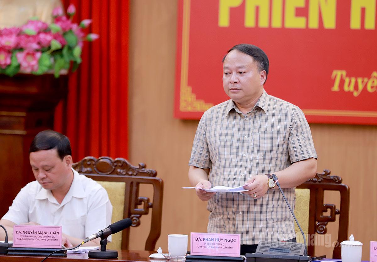  Chủ tịch UBND tỉnh Phan Huy Ngọc phát biểu tại phiên họp