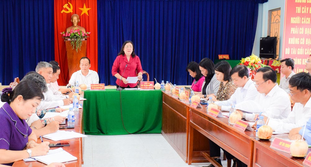 0016 : La secrétaire adjointe permanente du Comité provincial du Parti - Ho Thi Hoang Yen a orienté certains contenus sur lesquels la commune doit se concentrer pour les mettre en œuvre.