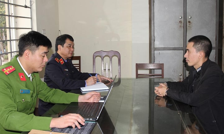 Ha Nam Provincial Police take statements from online fraudsters. (Photo: Ha Nam Police)
