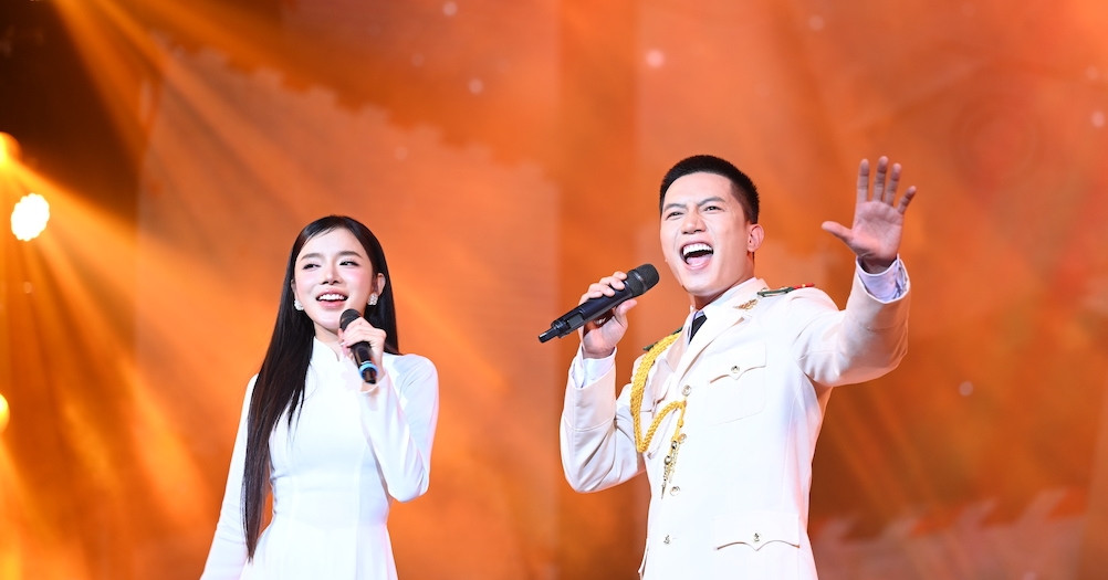 Ca sĩ Anh Tú mặc lễ phục của công an hát song ca ăn ý với bạn gái LyLy