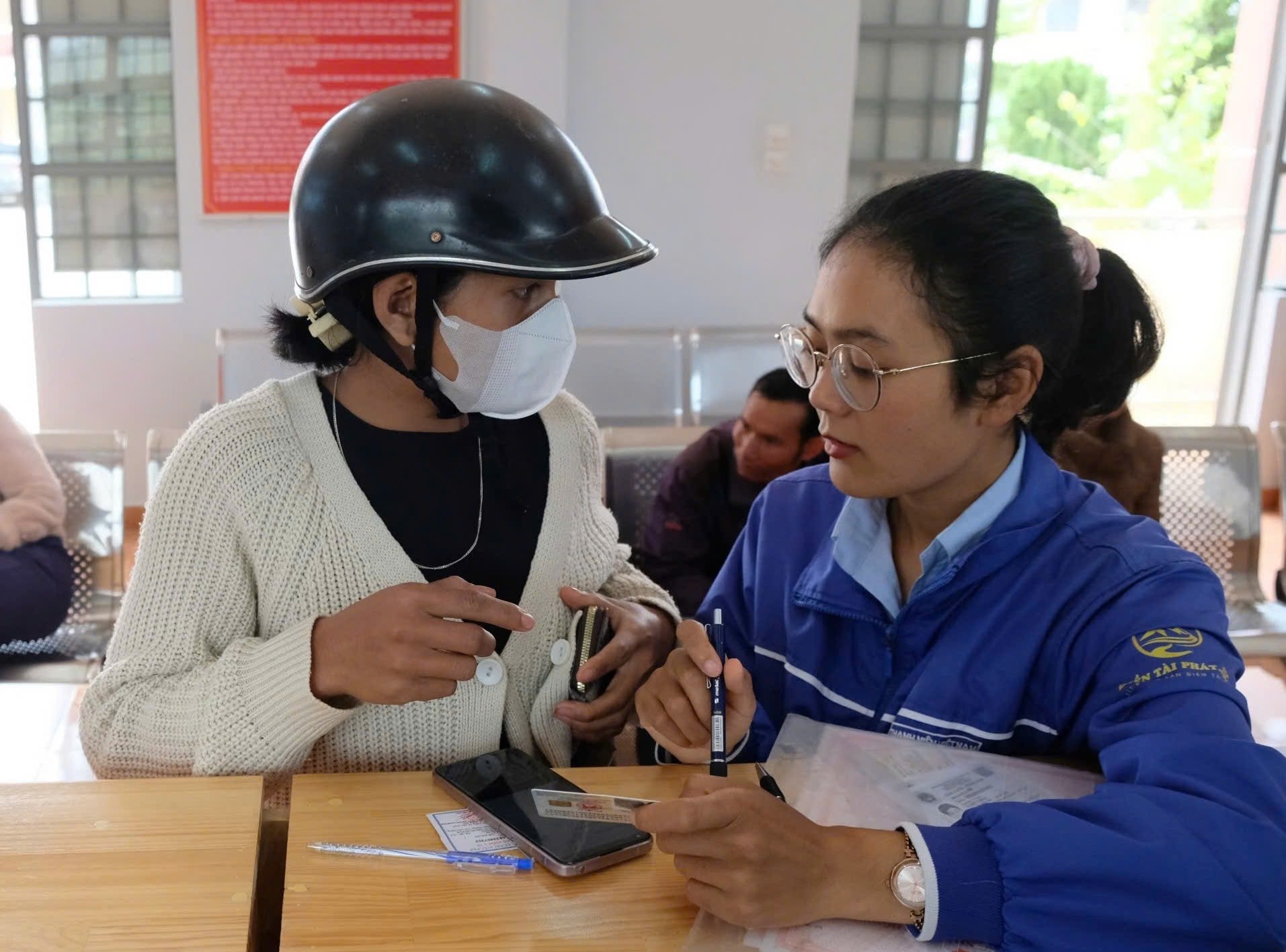 Đoàn viên Ủy ban MTTQ Việt Nam xã Lạc Dương hỗ trợ người dân làm thủ tục hành chính tại Trung tâm dịch vụ hành chính công xã Lạc Dương 