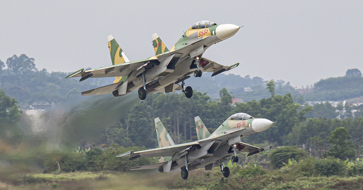Submarinos, lanchas lanzamisiles y 40 aviones participan en el desfile A80