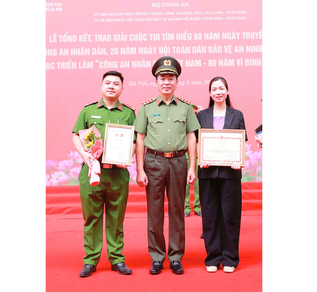 Deputy Minister of Public Security Tran Quoc To (middle) took a souvenir photo with Lieutenant Hoang Xuan Dung and leaders of Tuyen Quang Provincial Youth Union.