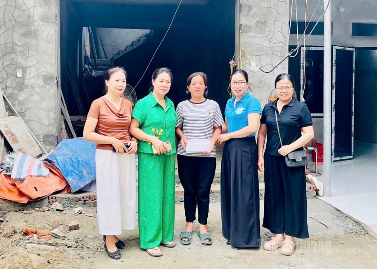 Chi bộ và các đoàn thể tổ dân phố Phan Thiết 9, phường Minh Xuân trao tiền hỗ trợ chị Nguyễn Thị Phương Thảo làm nhà ở mới. 