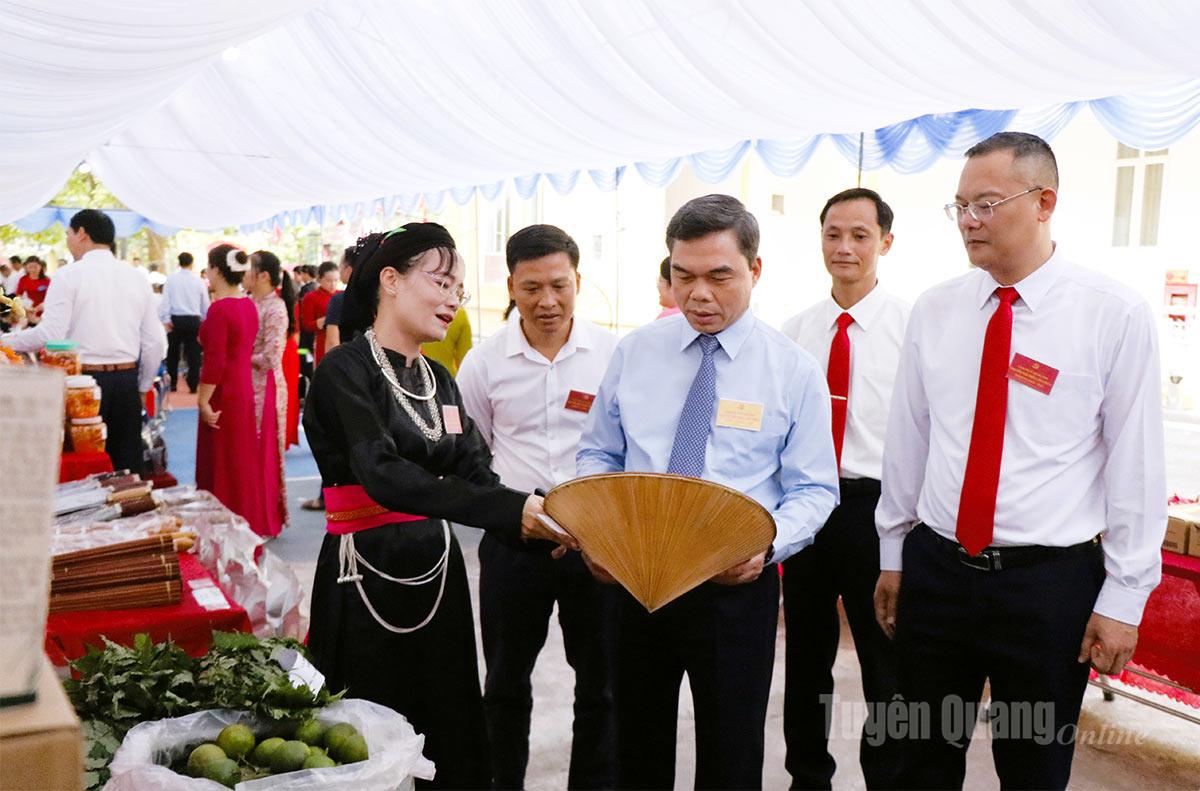 Phó Bí thư Tỉnh ủy, Chủ tịch Ủy ban Mặt trận Tổ quốc tỉnh Ma Thế Hồng tham quan gian hàng trưng bày các sản phẩm đặc trưng của xã Quang Bình.