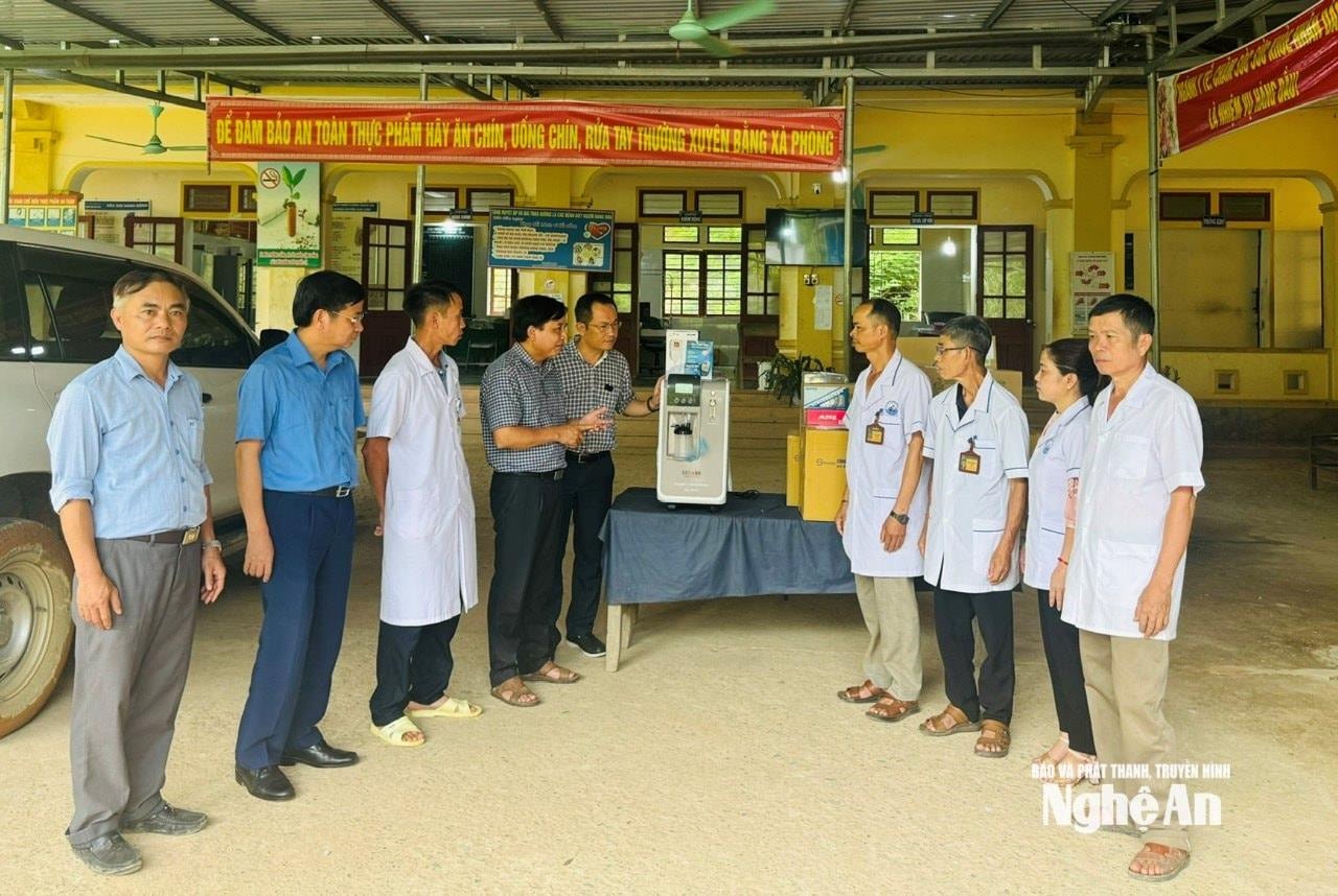 Phó Chủ tịch HĐND tỉnh Nguyễn Như Khôi trao quà hỗ trợ cho người dân vùng lũ xã Nhôn Mai và Hữu Khuông