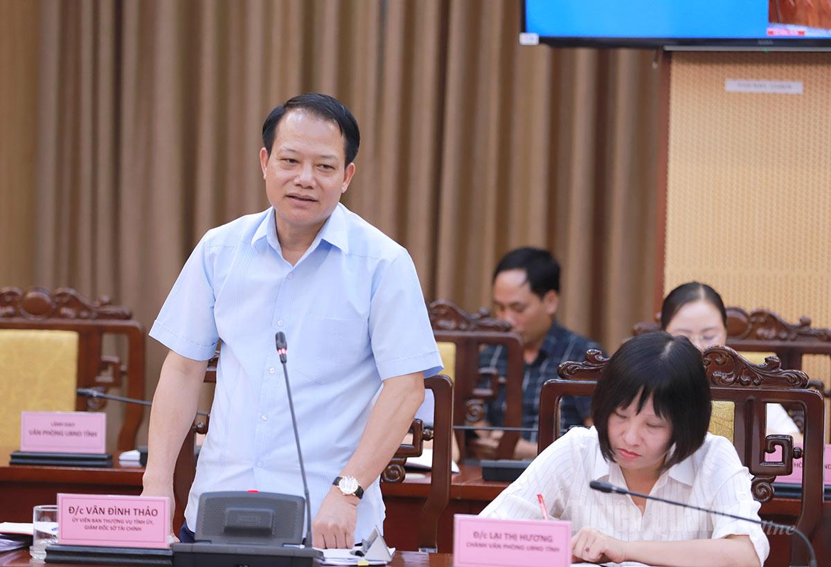 Giám đốc Sở Tài chính Vân Đình Thảo báo cáo tình hình kinh tế - xã hội tháng 7, phương hướng nhiệm vụ tháng 8.