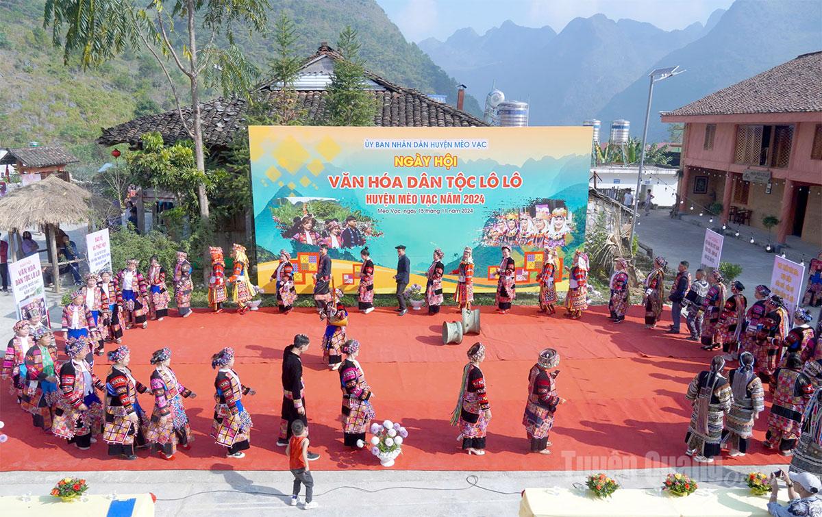 Điệu múa truyền thống ngân vang trong ngày hội của dân tộc Lô Lô.
