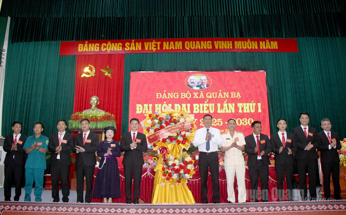 Đồng chí Phùng Tiến Quân, Ủy viên Ban Thường vụ Tỉnh ủy, Trưởng ban Nội chính Tỉnh ủy tặng hoa chúc mừng Đại hội.