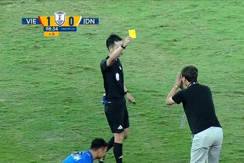 HLV Kim Sang Sik nói bất ngờ về hành động vái lạy trọng tài trên báo Hàn - 1