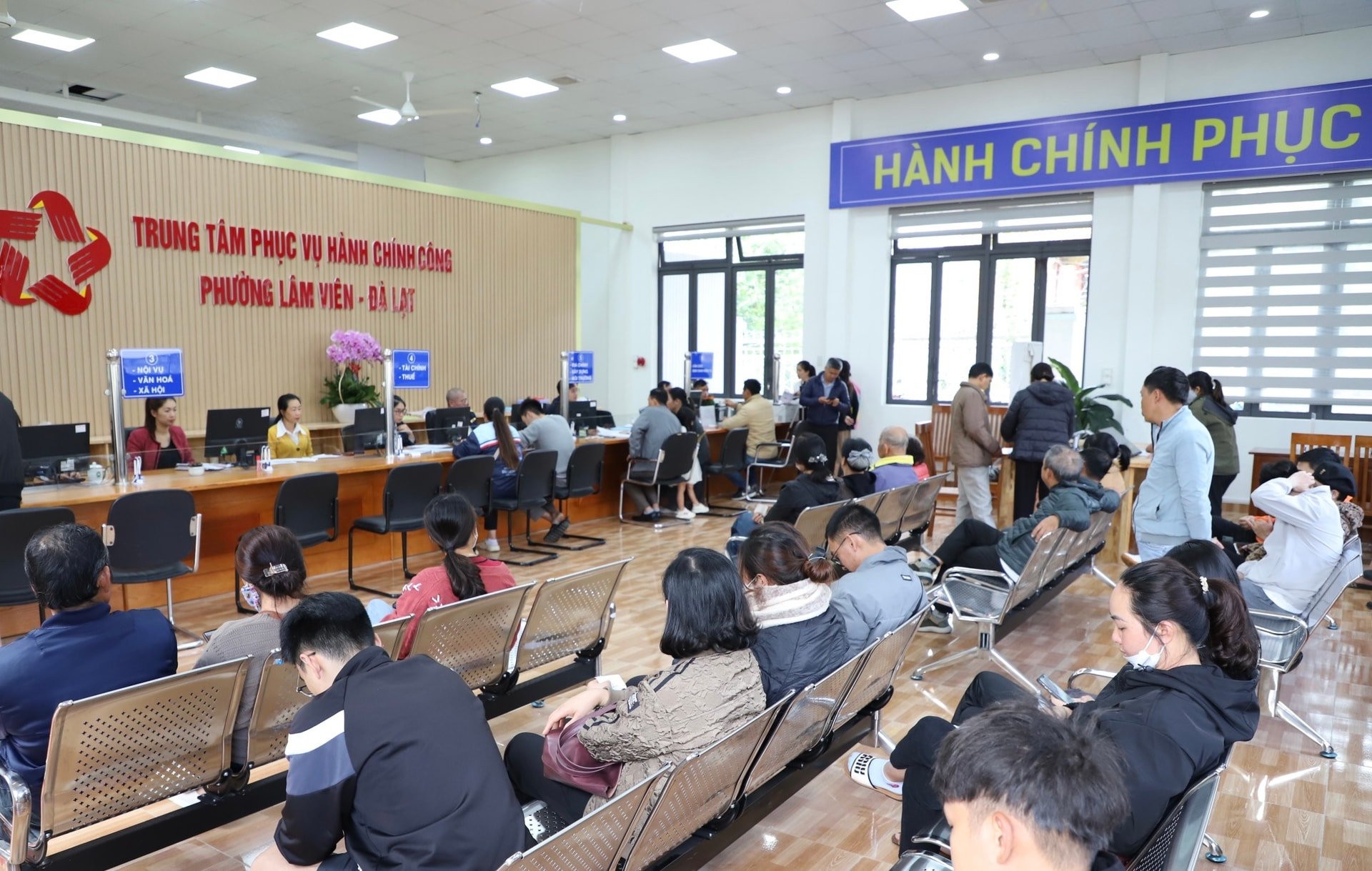 Quang cảnh người dân đến làm thù tục hành chính tại Trung tâm dịch vụ hành chính công phường Xuân Hương - Đà Lạt 
