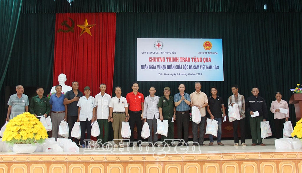 Giving gifts to Agent Orange victims in Tien Hoa commune.
