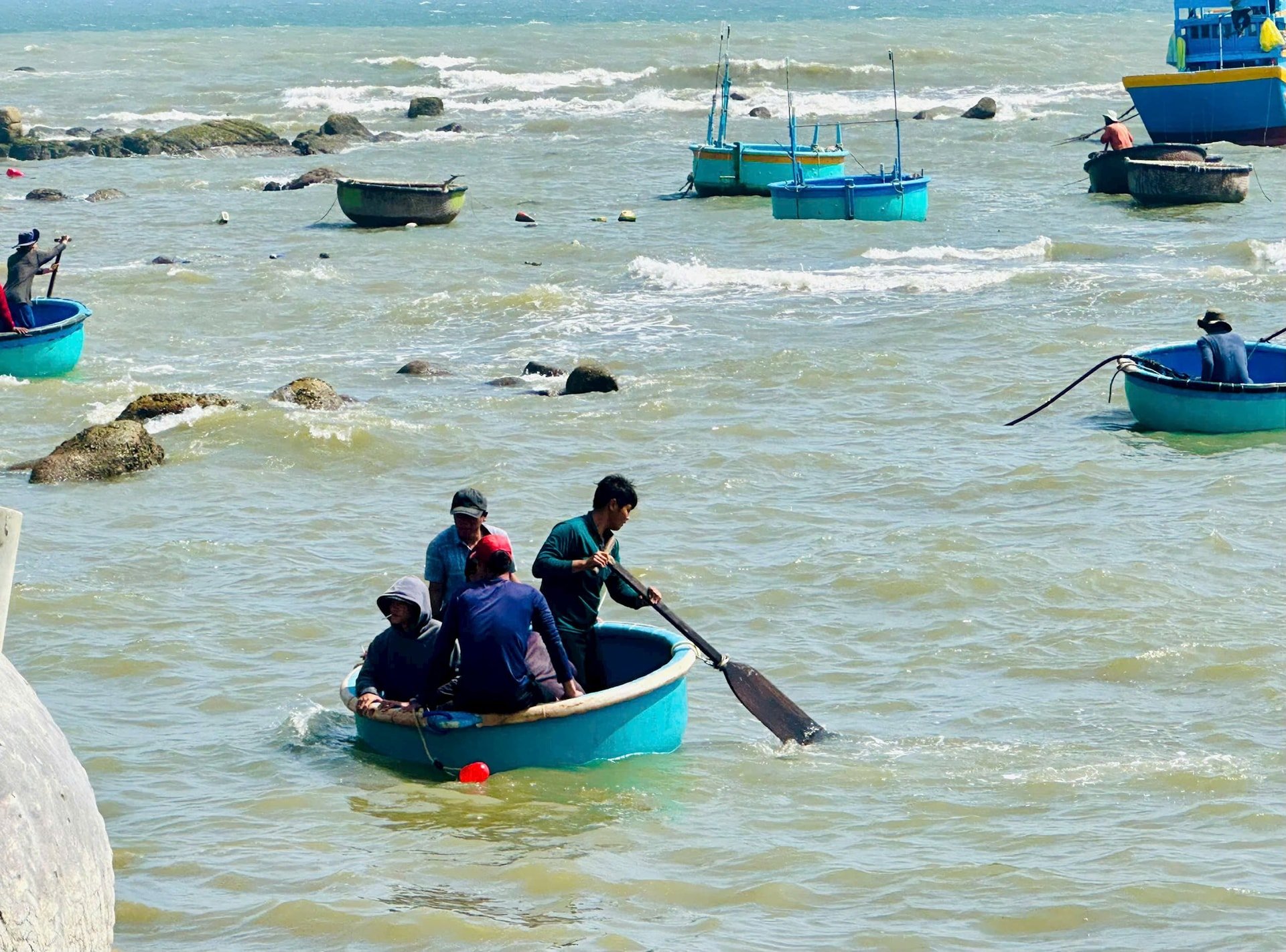 Ngư dân đi thuyền thúng vào bờ sau chuyến biển 