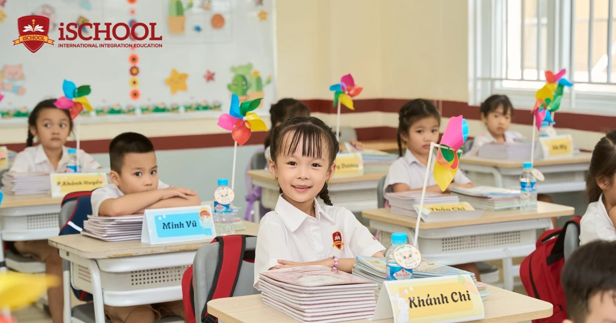 iSchool Ha Tinh bustling on the first day of school