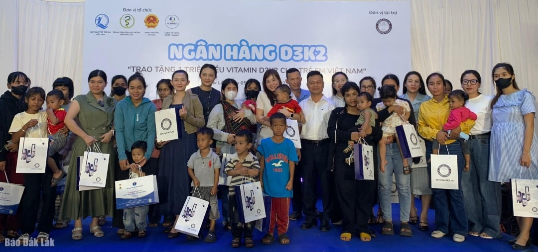 Các đơn vị trao Vitammin cho trẻ em phường Ea Kao. 