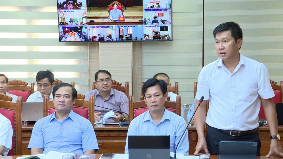 Giám đốc Sở Xây dựng Nguyễn Trường Sơn phát biểu tại phiên họp. Ảnh: Phi Long