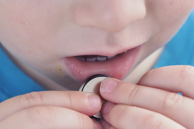 Vì sao pin để lâu lại bị chảy nước, chất này có độc không? - 4