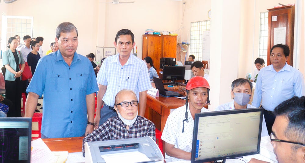 Đồng chí Kim Ngọc Thái- Phó Bí thư Tỉnh ủy kiểm tra hoạt động của Trung tâm Phục vụ hành chính công xã Trà Côn.